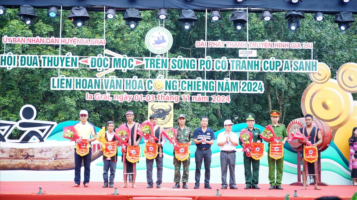 Ban Tổ chức tặng cờ lưu niệm cho các đơn vị tham gia