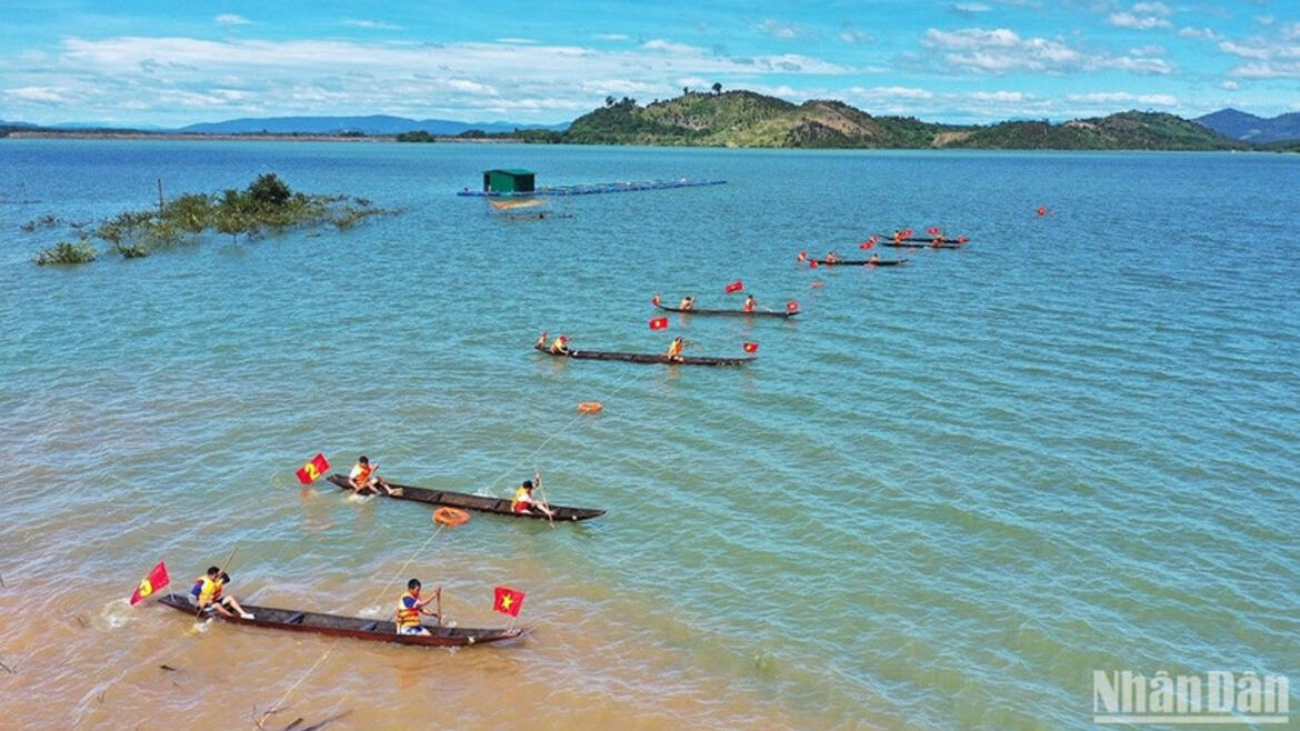Hội đua thuyền độc mộc thu hút vận động viên tham gia.