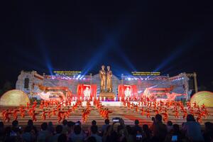 Tuong_dai_Nguyen_Sinh_Sac-Nguyen_Tat_Thanh_2_718bb