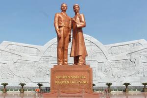 Tuong_dai_Nguyen_Sinh_Sac-Nguyen_Tat_Thanh_a1cb3