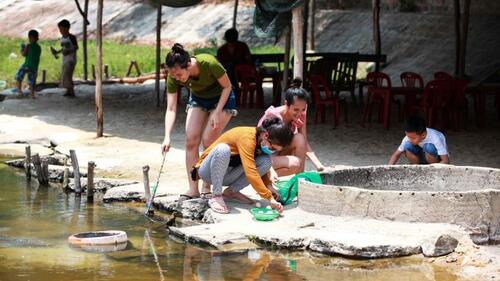 094112_du_khach_rat_thich_thu_khi_duoc_tu_tay_vot_nhung_qua_trung_da_duoc_luoc_tai_suoi_nuoc_nong_tu_nhien_507017264.jpg