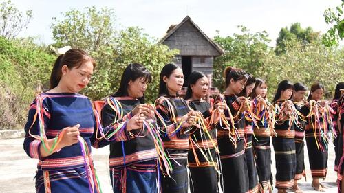 cong-chieng-mua-hat-trong-le-cau-mua-cua-nguoi-dan-toc-jrai_4f716