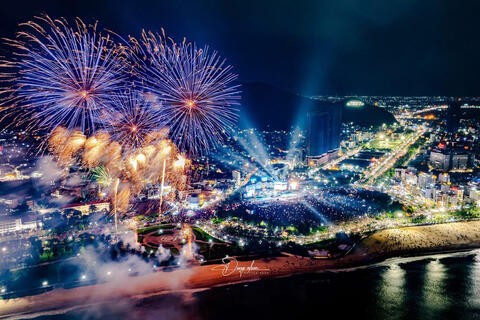 Quy Nhơn brilliant with fireworks at night