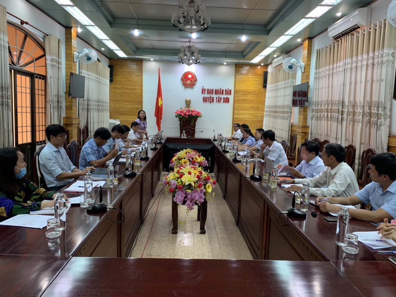Đoàn công tác Sở KH&CN Bình Định do đồng chí Võ Cao Thị Mộng Hoài, Phó Giám đốc Sở KH&CN Bình Định làm trưởng đoàn đã làm việc với UBND huyện Tây Sơn về kết quả hoạt động KH&CN năm 2022. Ảnh: Thanh Đạo