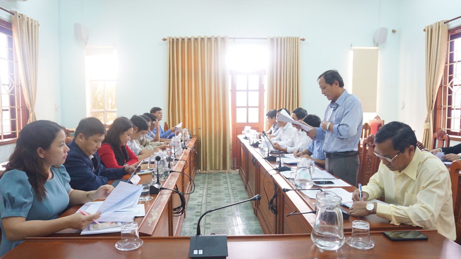 Đại diện Phòng Kinh tế - Hạ tầng huyện Vân Canh trình bày báo cáo của UBND huyện với đoàn công tác Sở KH&CN Bình Định về kết quả hoạt động KH&CN năm 2022. Ảnh: HH