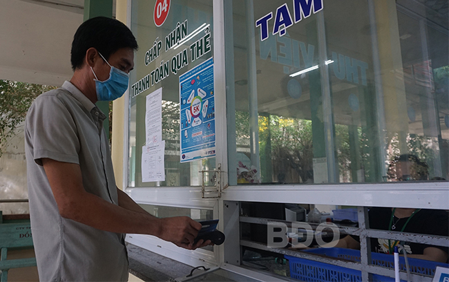 Thanh toán qua thẻ giúp bệnh nhân và người nhà không sợ mất cắp tiền mặt. Ảnh: Đ. THẢO