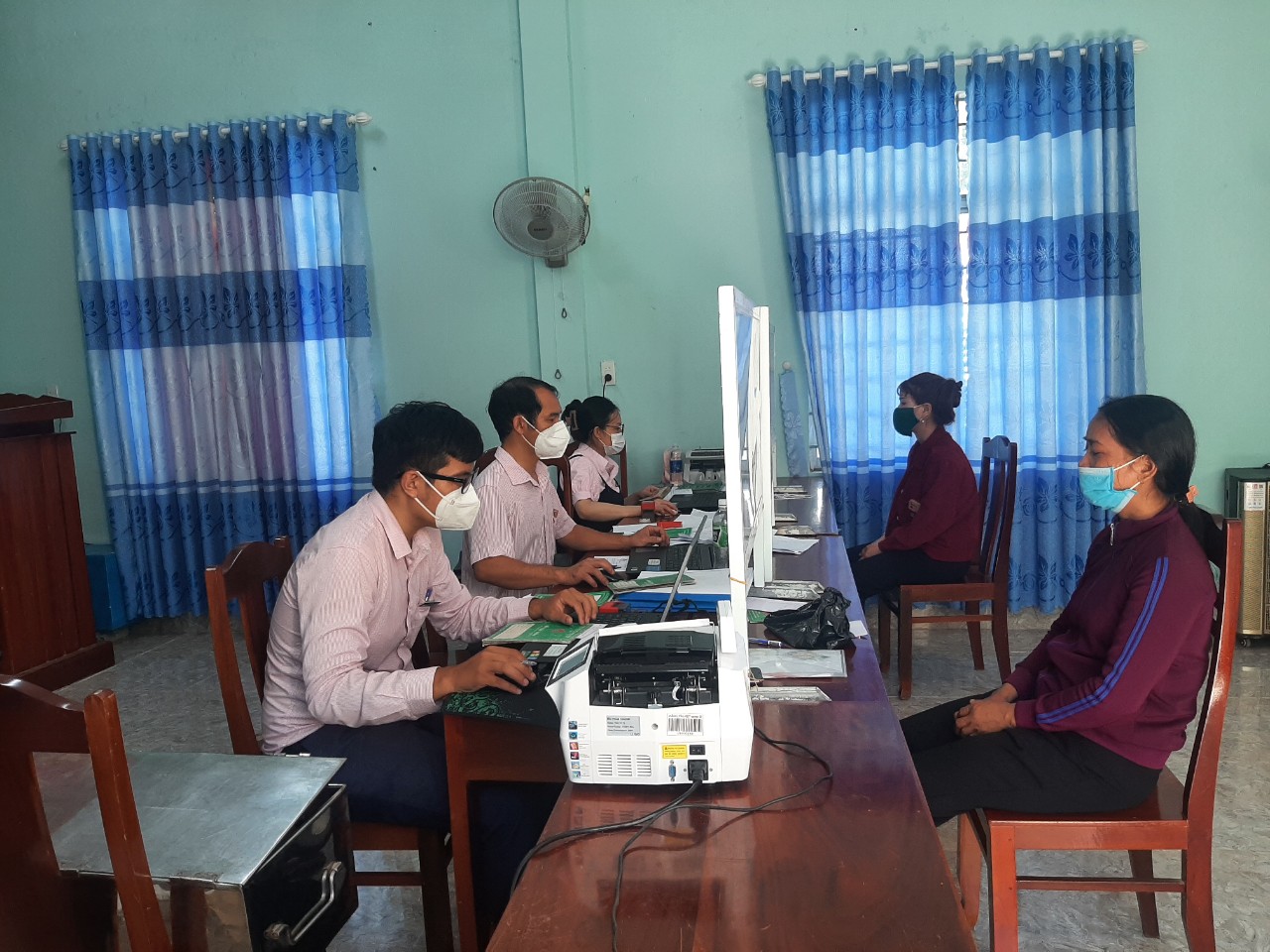 Phòng giao dịch NHCSXH huyện giải ngân cho vay hỗ trợ nhà ở, đất ở, chuyển đổi nghề tại xã An Quang