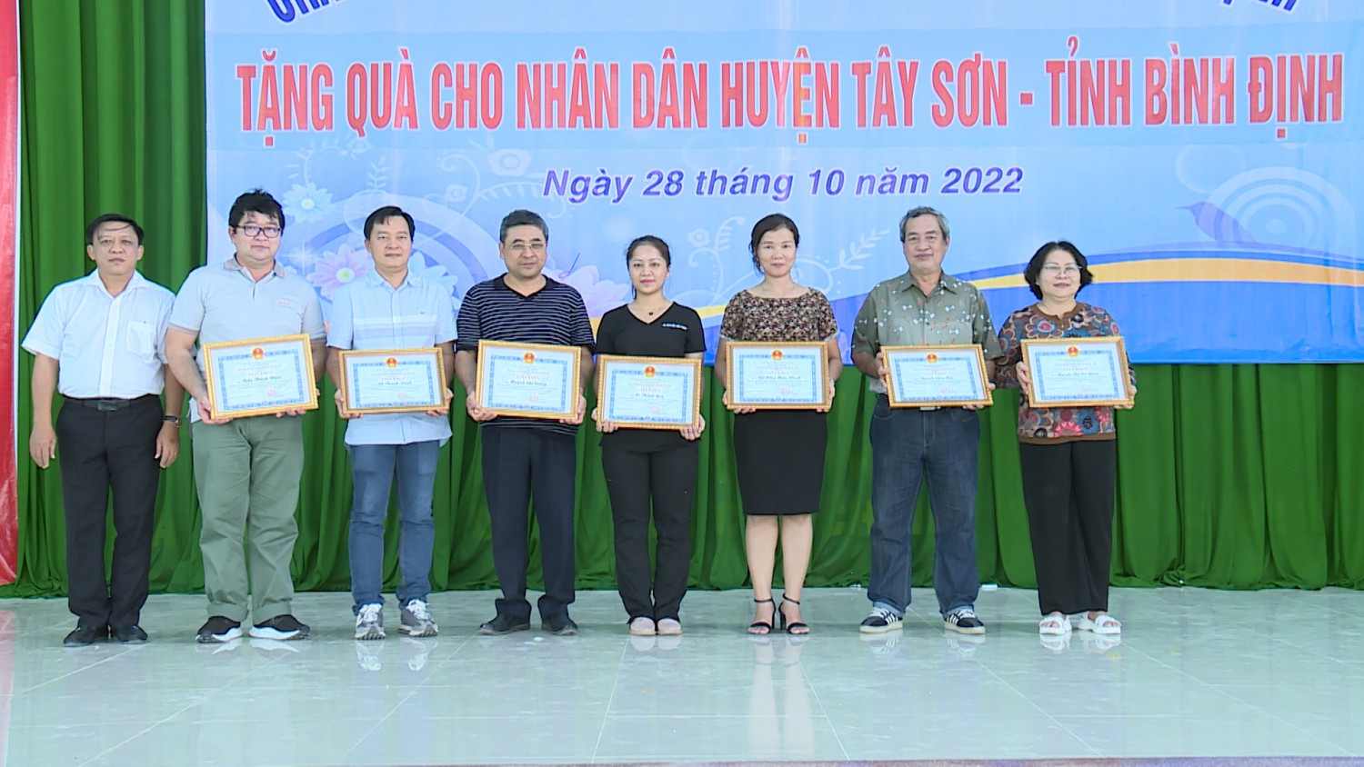 Tặng Giấy khen của Chủ tịch UBND huyện cho các cá nhân tham gia chương trình tặng quà tại huyện Tây Sơn