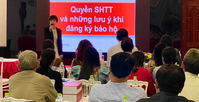 Bà Nguyễn Thị Thúy, Trưởng đại diện Văn phòng Cục Sở hữu trí tuệ tại Đà Nẵng, trao đổi với các cơ sở CNNT tỉnh Bình Định về quyền sở hữu trí tuệ và những lưu ý khi bảo hộ quyền sở hữu trí tuệ. ẢNH: HẢI YẾN