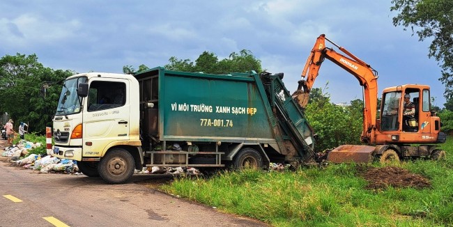 Thu gom rác thải tại xã Phước Hiệp.