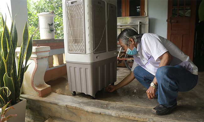 Người dân phường Hoài Đức vệ sinh quạt nước tránh sinh lăng quăng bọ gậy.  Ảnh: A.N